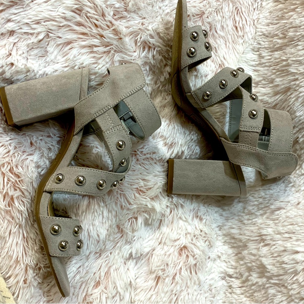 Brand new size 7 heel